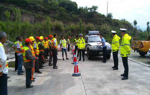 養(yǎng)護(hù)分公司承建泥巴山隧道路面改造項目開展安全教育培訓(xùn)