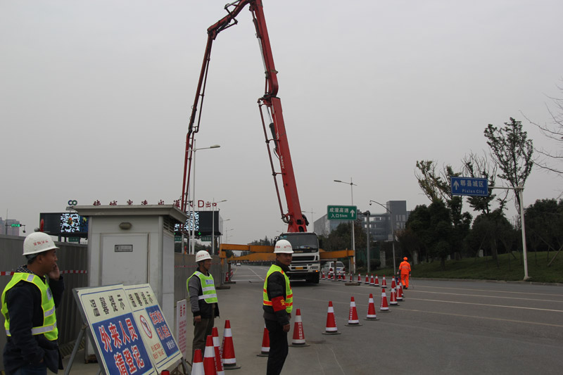 省交投集團(tuán)董事長朱以莊檢查指導(dǎo)建設(shè)公司繞城收費(fèi)站BFGZ-1合同段改造工程工作