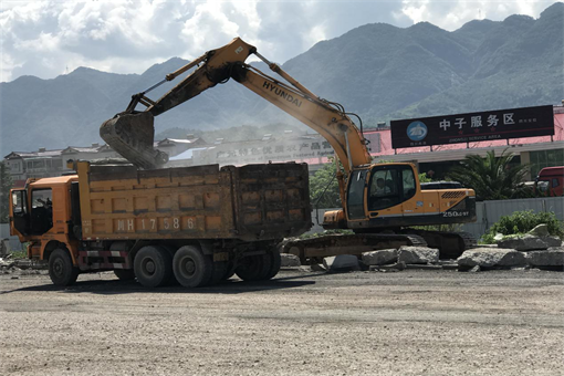 廣陜高速公路中子服務區(qū)場壩路面病害處治工程正式進場施工