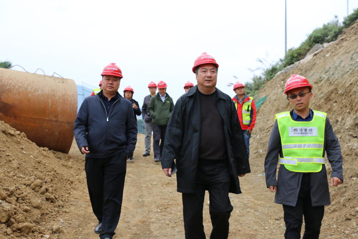 省交通運(yùn)輸廳工程質(zhì)量監(jiān)督局督查瀘黃路改擴(kuò)建試驗段工作