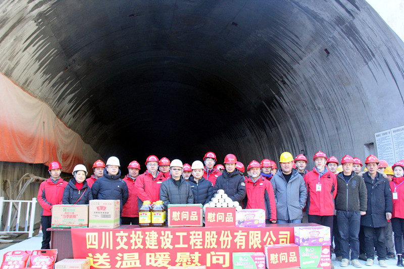 寒冬驅寒送暖 情系施工一線 ——公司工會主席鄭植赴施工現(xiàn)場進行節(jié)前慰問