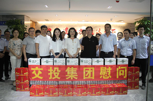 集團(tuán)公司黨委委員、職工董事、工會(huì)主席彭洪赴公司路面分公司開(kāi)展“不忘初心、牢記使命”主題教育調(diào)研暨“送清涼”活動(dòng)
