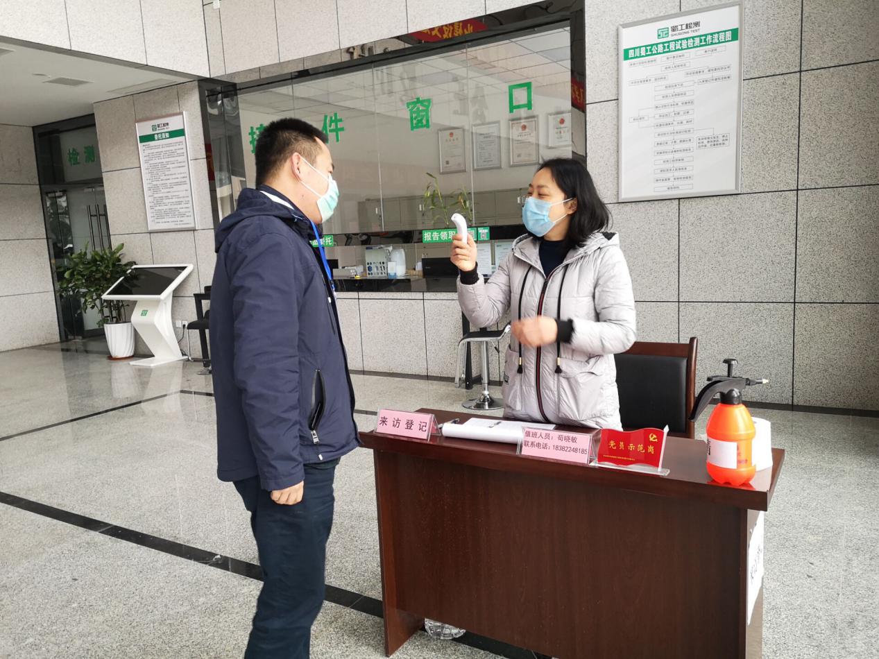 當(dāng)好“四員”，讓黨旗在防控斗爭一線高高飄揚