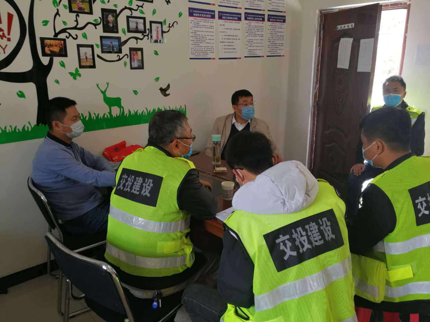 公司黨委委員、副總經(jīng)理何騰一行赴都汶高速督導(dǎo)檢查疫情防控及工程推進(jìn)情況