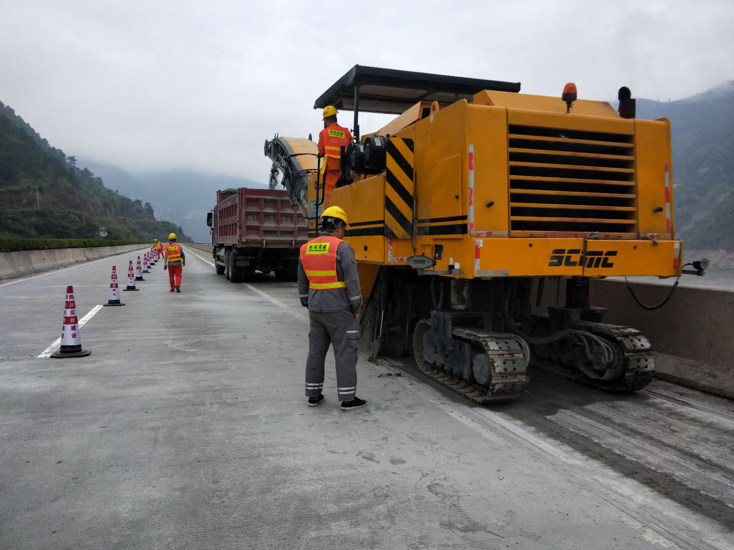 雅西高速公路觀(guān)音巖大渡河特大橋橋面超薄磨耗層改造工程進(jìn)場(chǎng)施工