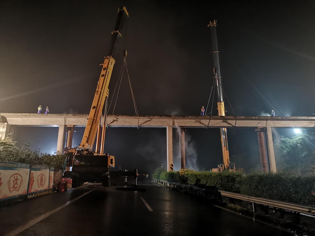 提前4小時(shí)！四川交投建設(shè)安全拆除雅西高速漢源服務(wù)區(qū)人行天橋