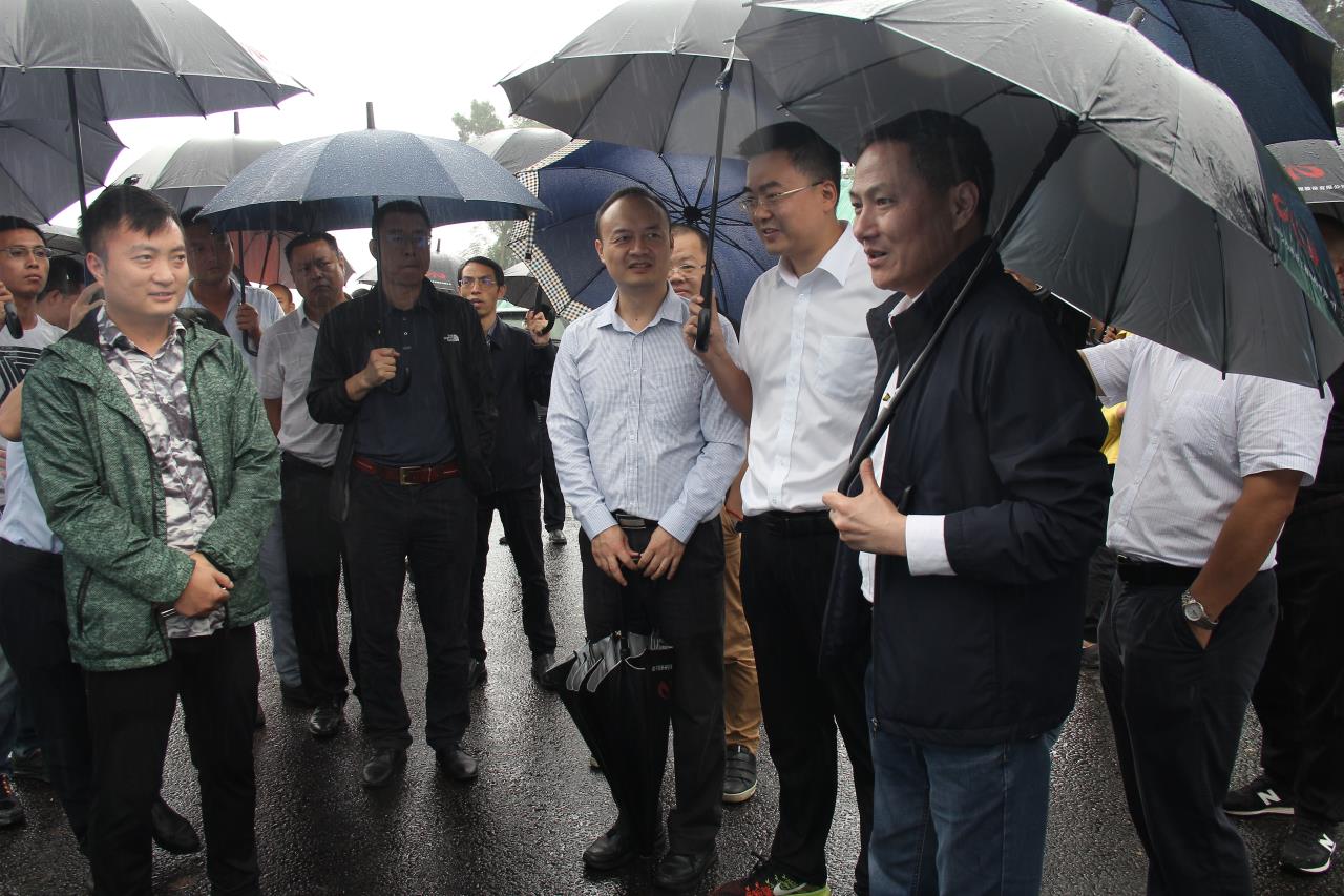 集團公司黨委副書記、副董事長、總經(jīng)理周黎明督導成資渝高速公路建設
