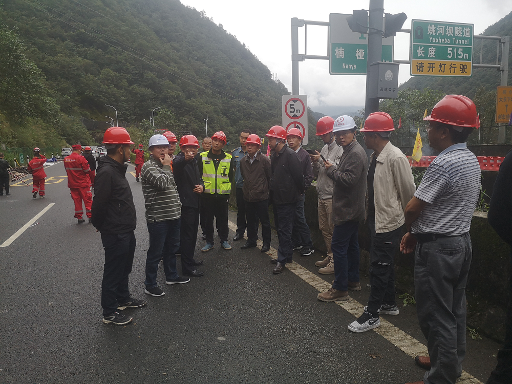 省交通運輸廳安全總監(jiān)王波、安全監(jiān)督處處長朱江一行到雅西高速搶險現(xiàn)場檢查安全工作