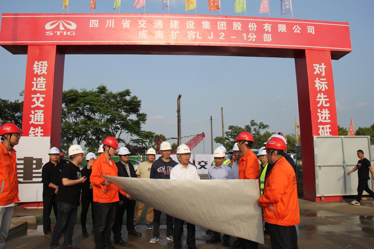 集團公司黨委委員、董事李永林一行蒞臨成南擴容LJ2-1項目部調(diào)研指導(dǎo)工作