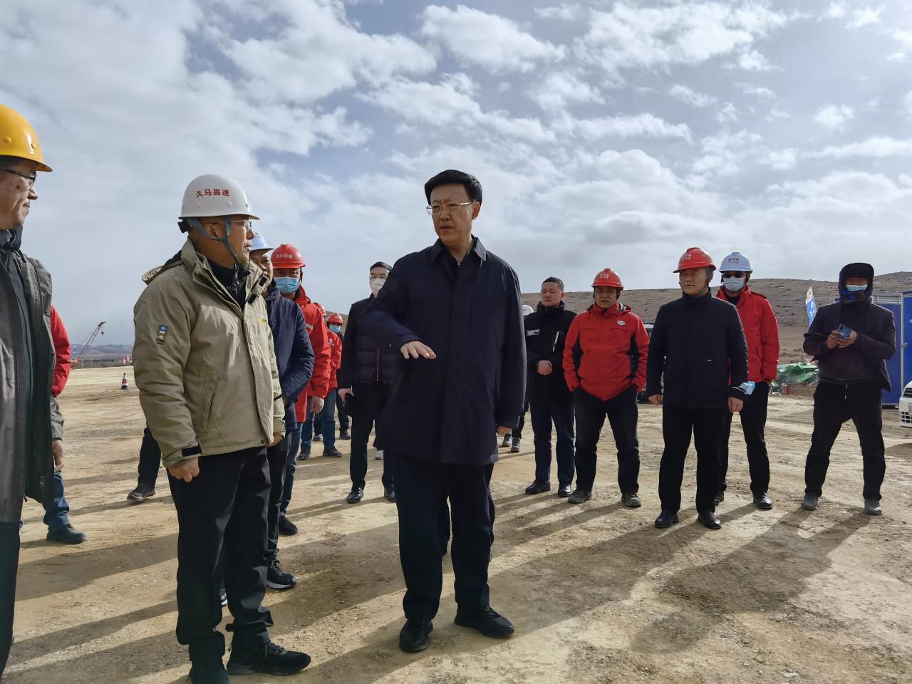 四川省交通廳黨組書(shū)記、廳長(zhǎng)羅佳明率隊(duì)赴久馬高速龍日壩互通調(diào)研指導(dǎo)工作