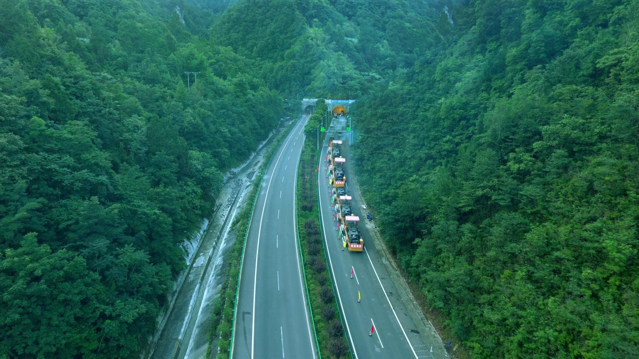 廣甘高速集中養(yǎng)護(hù)就地?zé)嵩偕┕がF(xiàn)場(chǎng).jpg