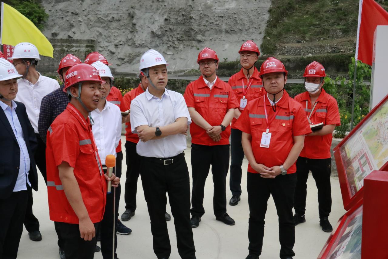 四川路橋股份公司黨委委員、四川交建集團(tuán)黨委書(shū)記、 董事長(zhǎng)張航川赴瀘石高速調(diào)研指導(dǎo)工作