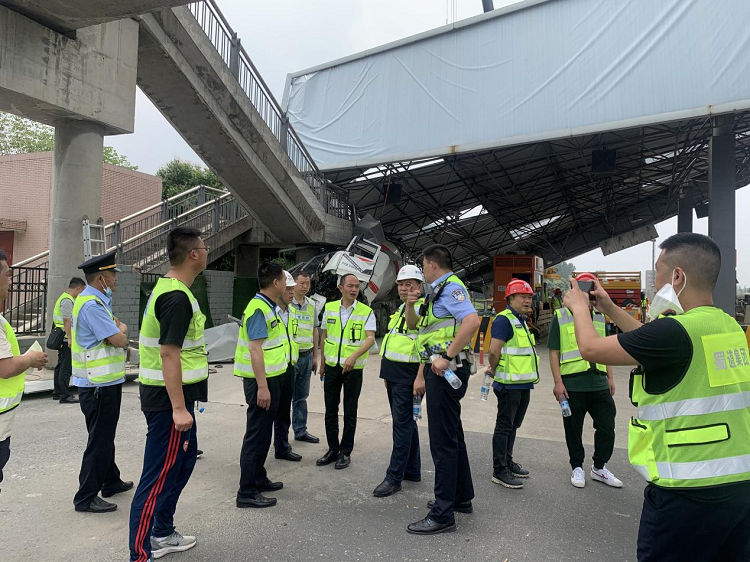 高路建筑公司應(yīng)急搶險專項小組赴繞城高速事故現(xiàn)場開展搶險應(yīng)急工作