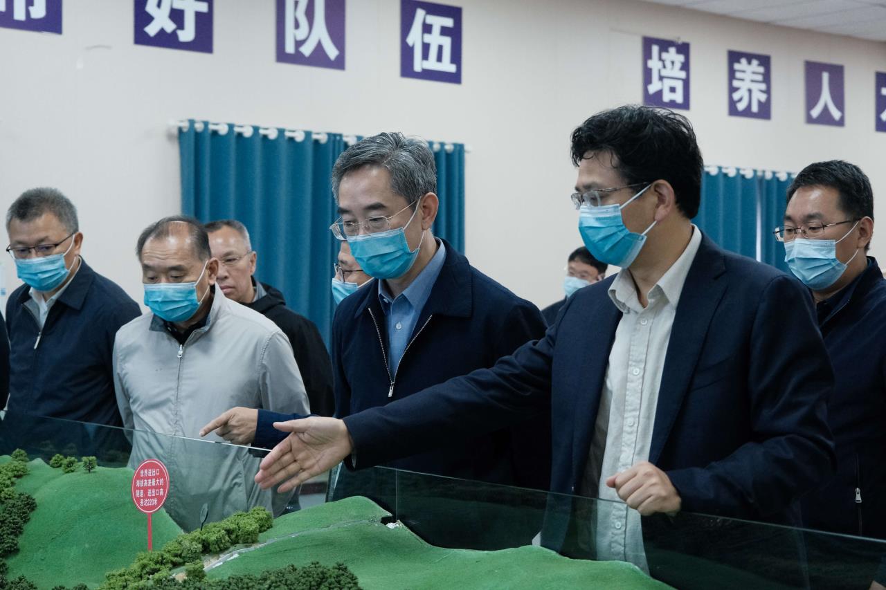 交通運(yùn)輸部黨組成員、副部長戴東昌一行蒞臨雅葉高速康定過境段調(diào)研指導(dǎo)工作