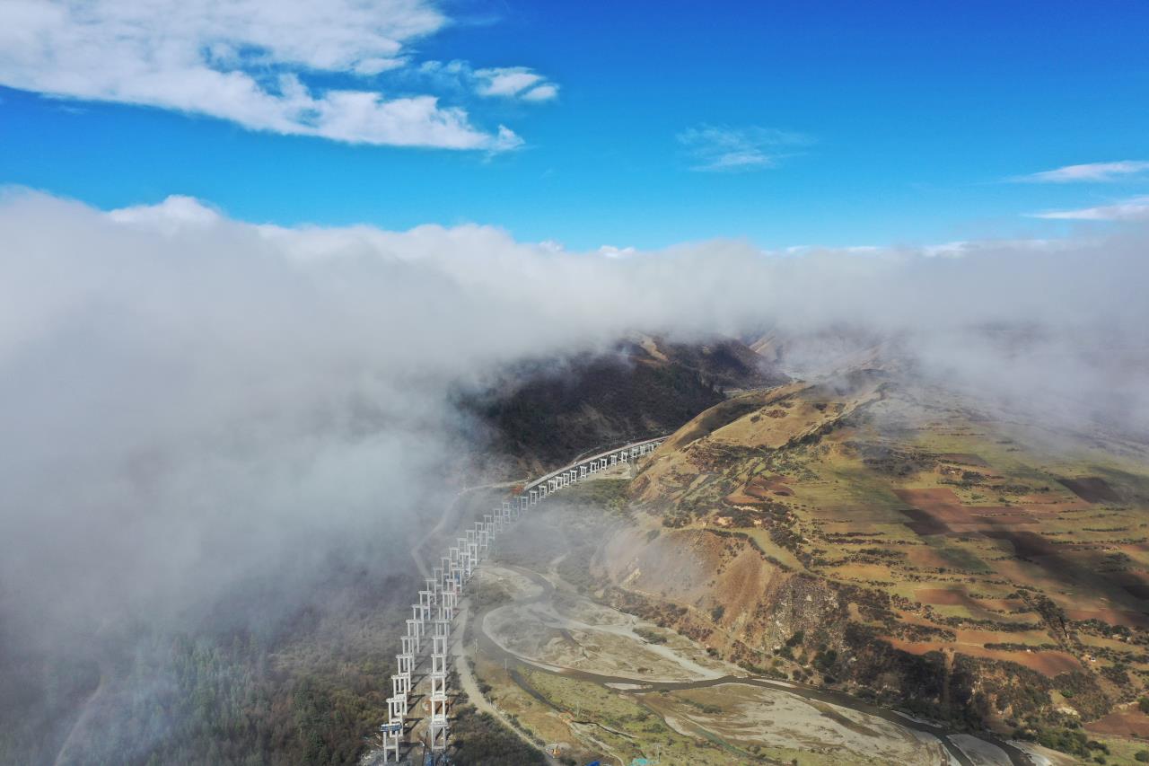 奮戰(zhàn)四季度 | 久馬高速全線第二長特大橋——然清河4號特大橋全幅貫通，為2025年通車目標(biāo)再添動力！