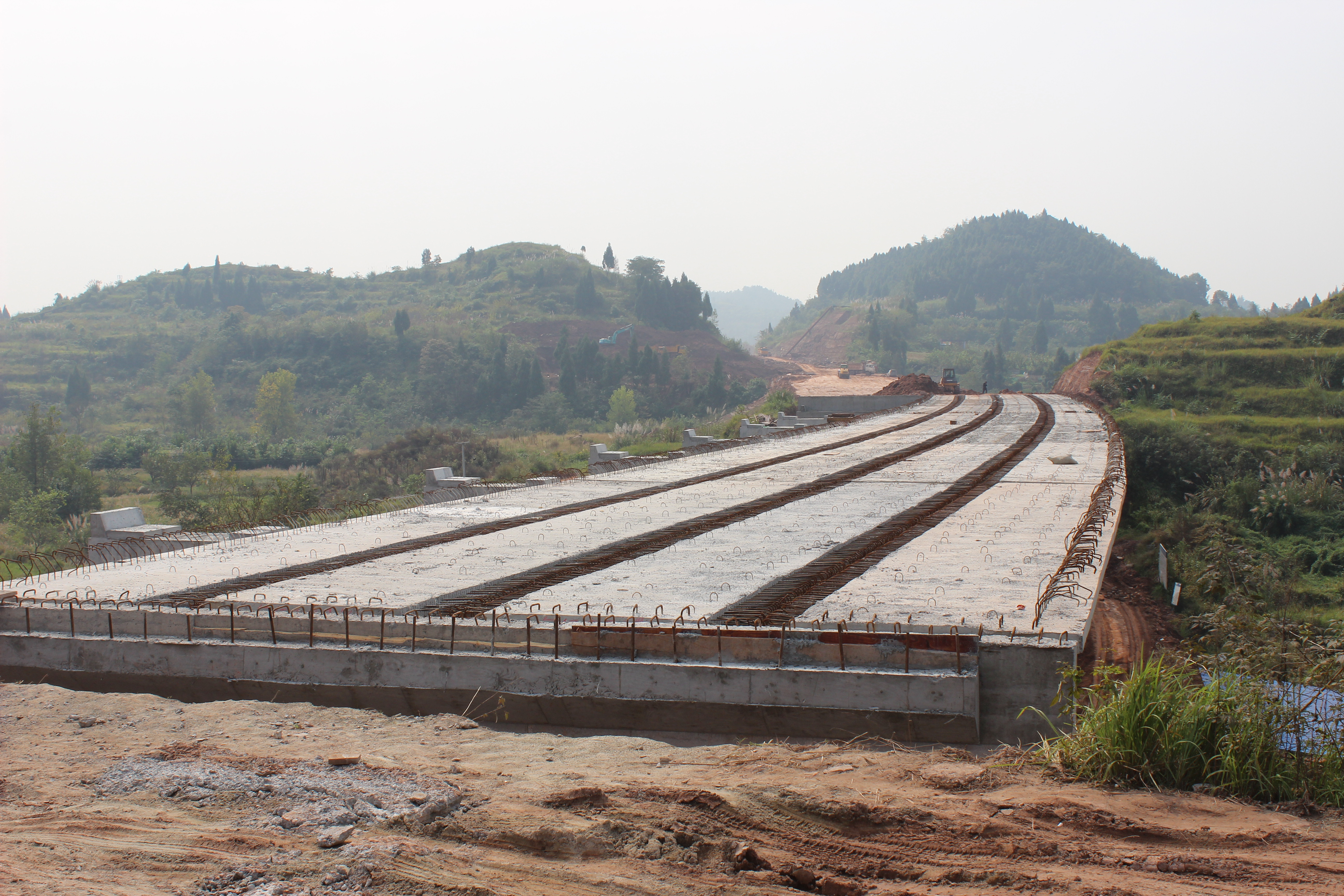 路面工程分公司遂廣遂西高速公路路基參建項(xiàng)目成功實(shí)現(xiàn)半幅貫通