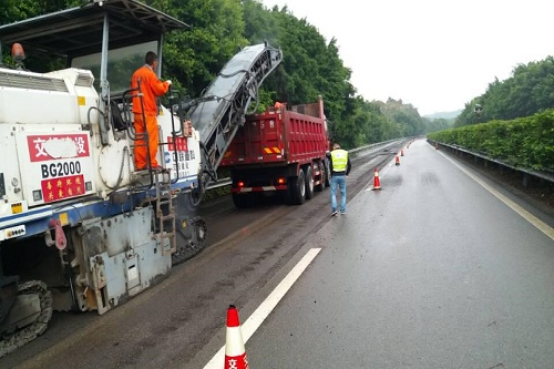 公司養(yǎng)護分公司對隆納、內(nèi)宜水高速公路路面養(yǎng)護工程正式啟動