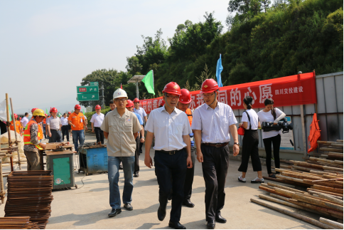 全國人大重點督辦建設(shè)工作調(diào)研組一行赴公司瀘黃路改擴建項目調(diào)研指導(dǎo)工作