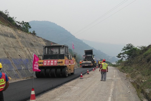 向家壩、溪洛渡項目屏山S307省道下面層試驗路成功鋪筑
