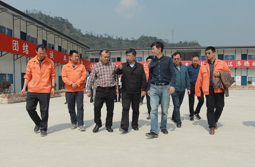 集團(tuán)公司黨委成員、董事黃斌赴公司路面分公司承建仁沐高速LJ22標(biāo)段調(diào)研指導(dǎo)工作
